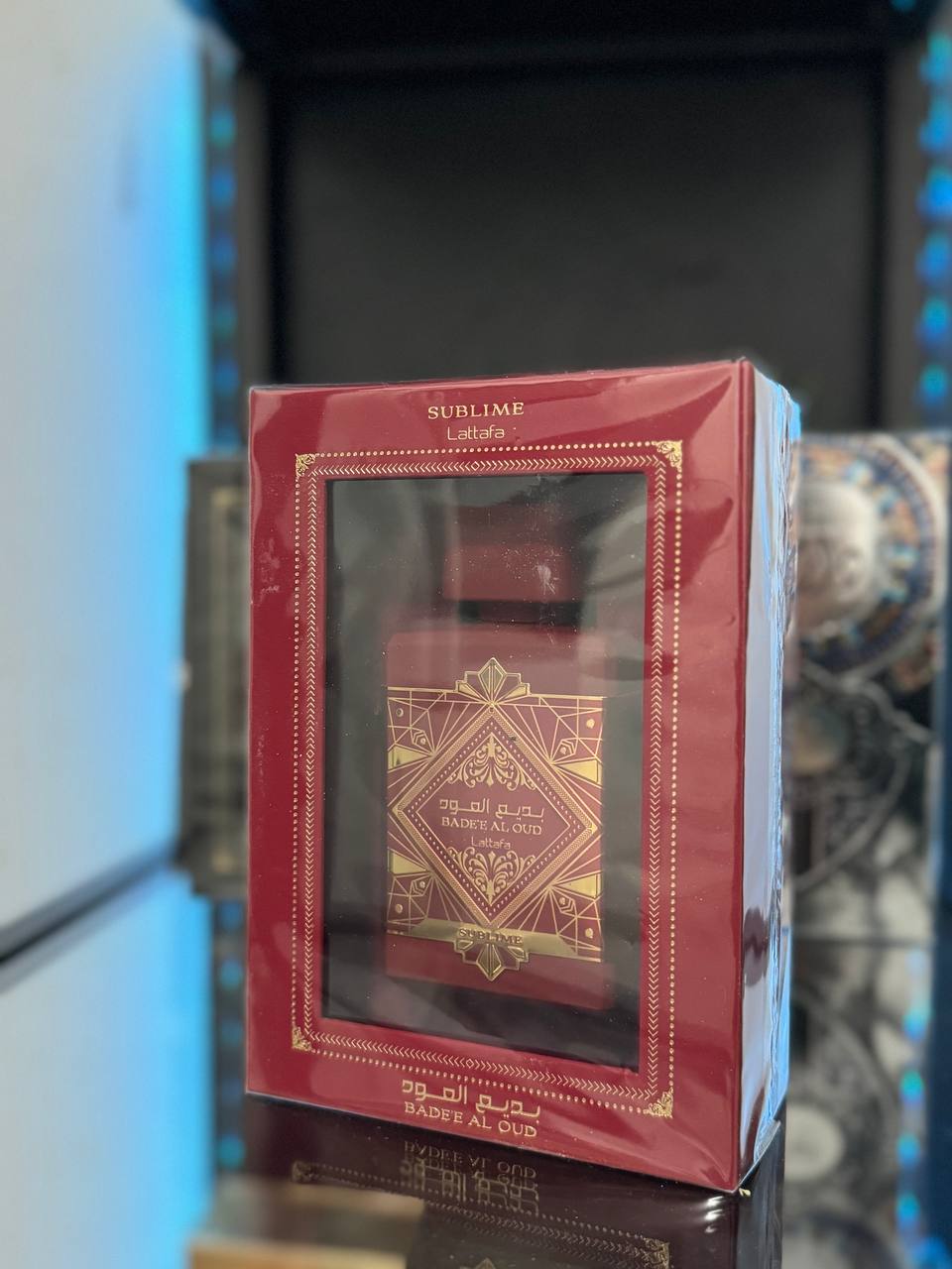 Perfume Sublime Lattafa en caja roja con diseño elegante y toques de oud