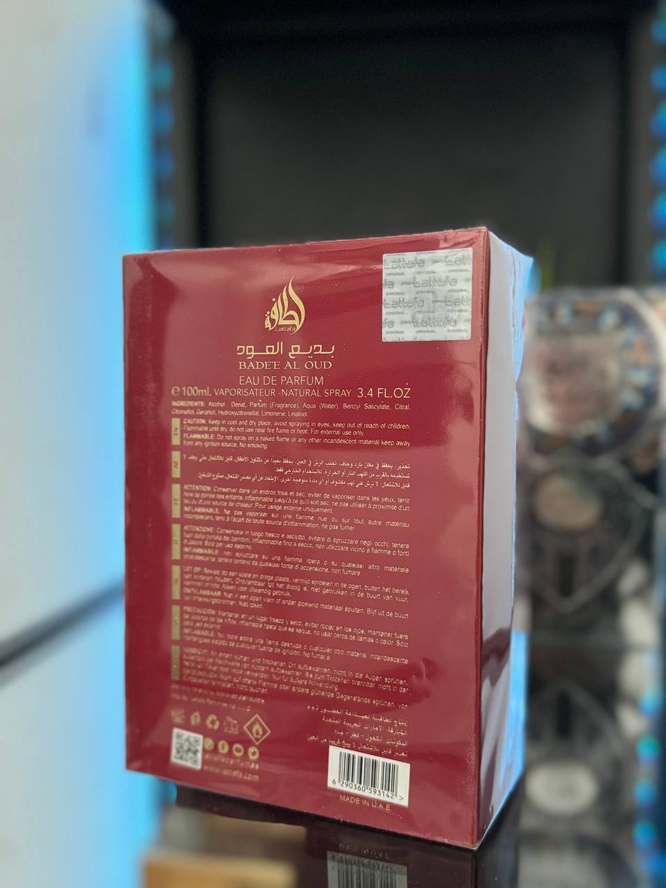 Perfume Lattafa Ibadat Al Oud en envase de 100 ml con presentación elegante y tonalidad roja