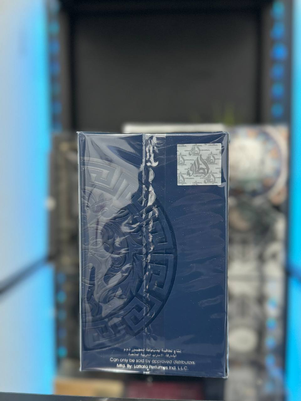 Caja de perfume Asad Zanzibar Lattafa con diseño elegante y distintivo en un fondo azul oscuro