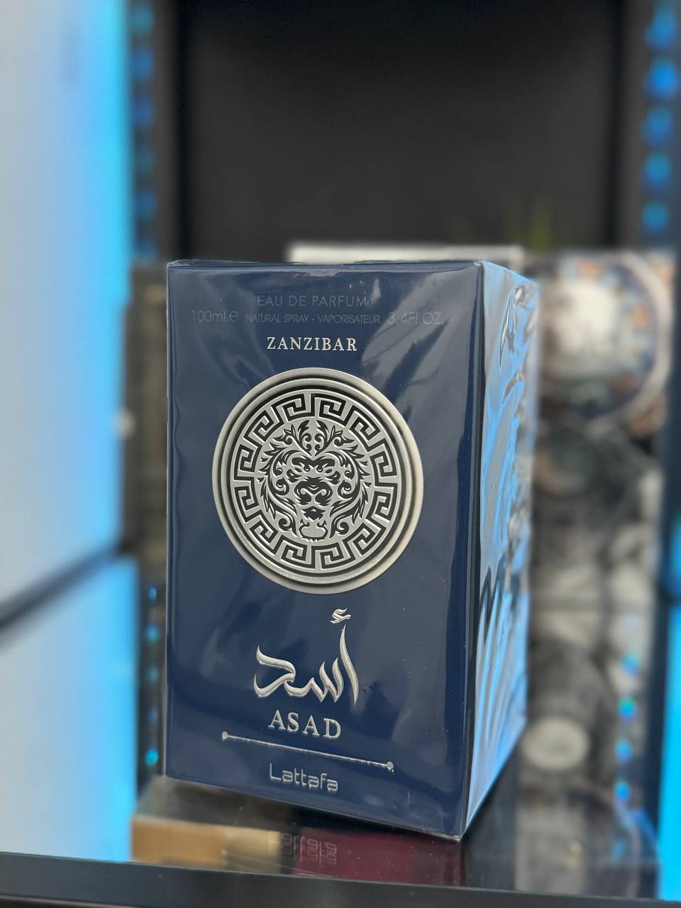 Caja del perfume Asad Zanzibar Lattafa en azul con diseño elegante y logo distintivo