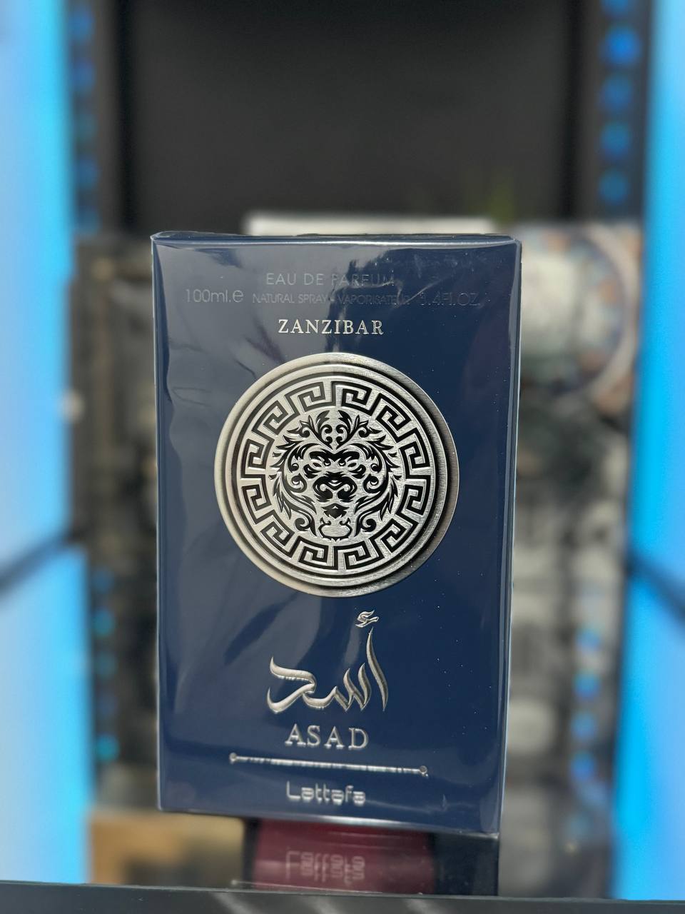 Perfume Asad Zanzibar Lattafa en botella de 100ml con diseño elegante y logo distintivo