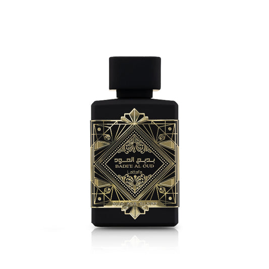 Perfume Lattafa Badel Al Oud en botella negra decorativa, fragancia intensa y duradera