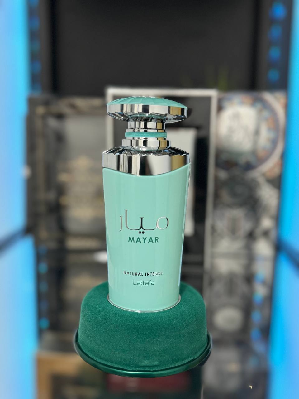 Perfume Lattafa Mayar en frasco verde con tapa plateada, ideal para ocasiones especiales