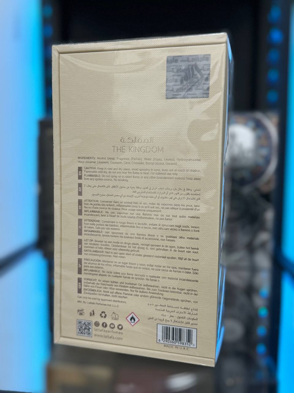 Caja de perfume Lattafa The Kingdom con descripción detallada en la parte posterior