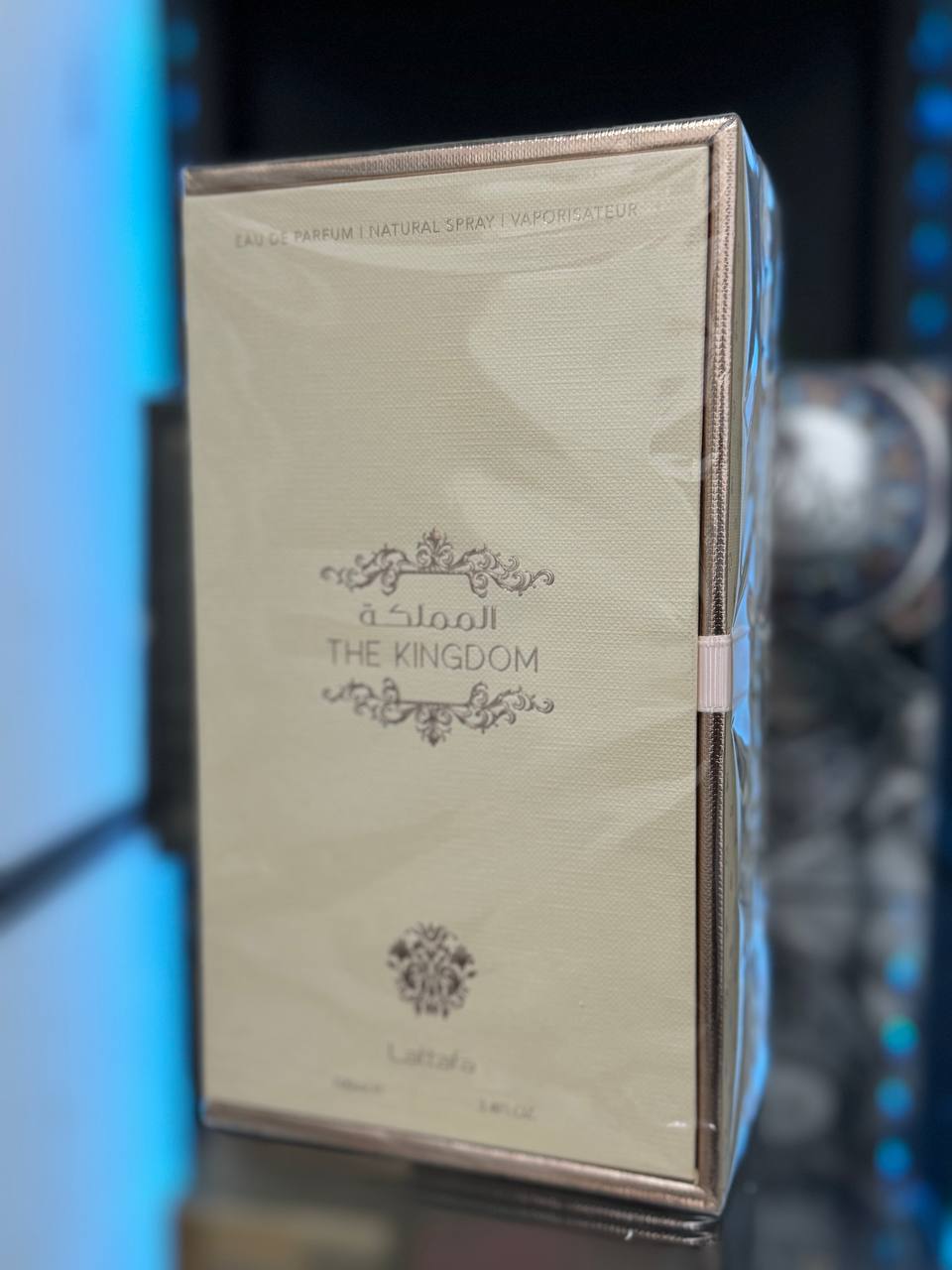 Perfume Lattafa The Kingdom en envase elegante con detalles dorados para una fragancia única