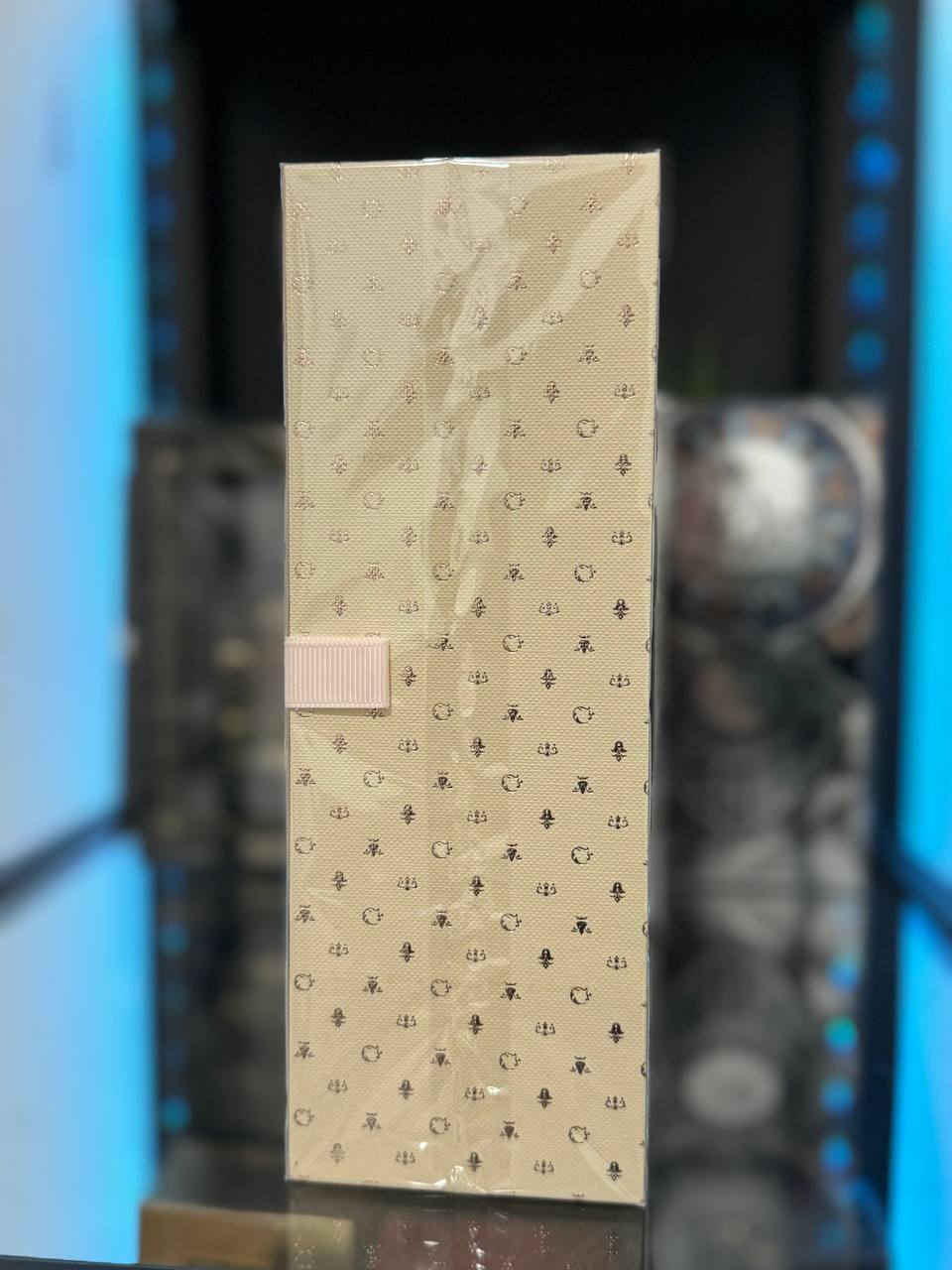 Perfume Lattafa en caja elegante con diseño en tonos claros y detalles brillantes