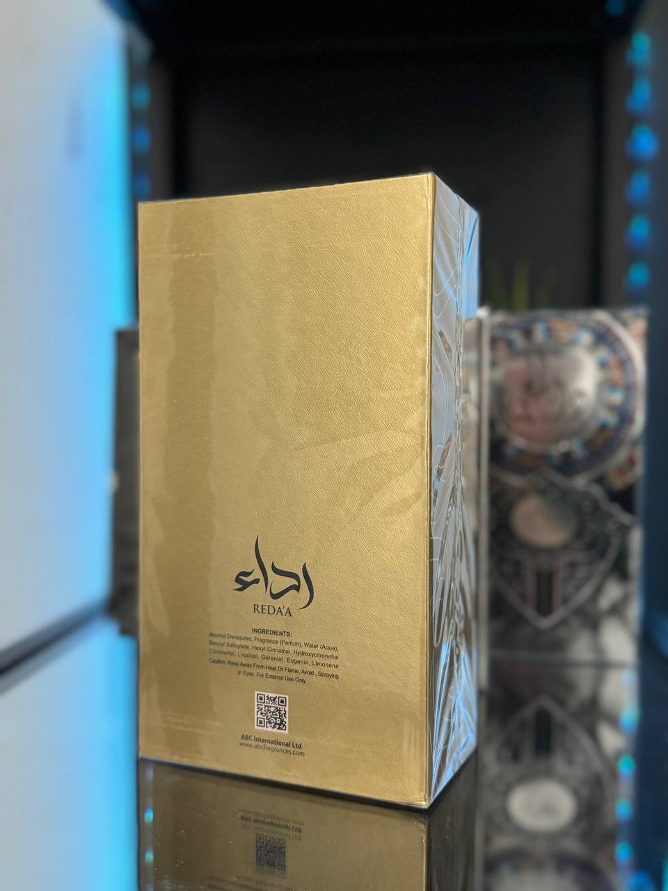 Caja dorada de perfume Redaa Al Wataniah con diseño elegante y logo distintivo