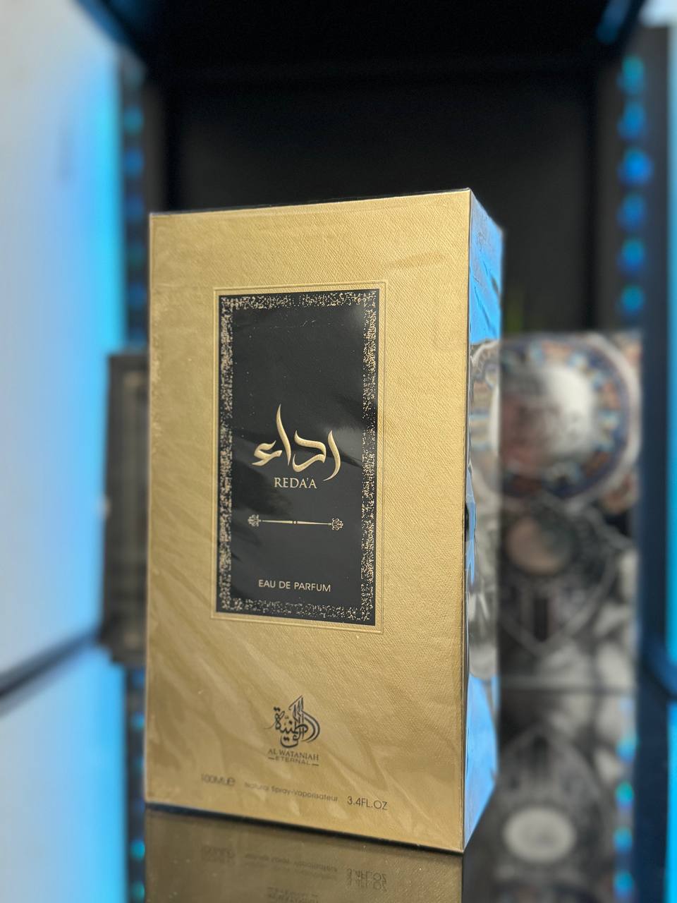 Perfume Redaa Al Wataniah Eau de Parfum en caja dorada de 100 ml elegante y sofisticada