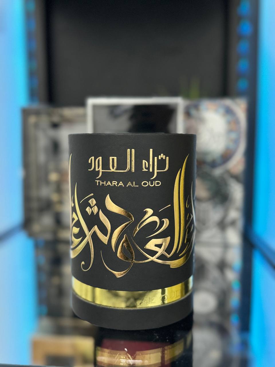 Perfume Thara Al Oud de Ard Al Zaafaran en envase negro y dorado, ideal para amantes de fragancias intensas